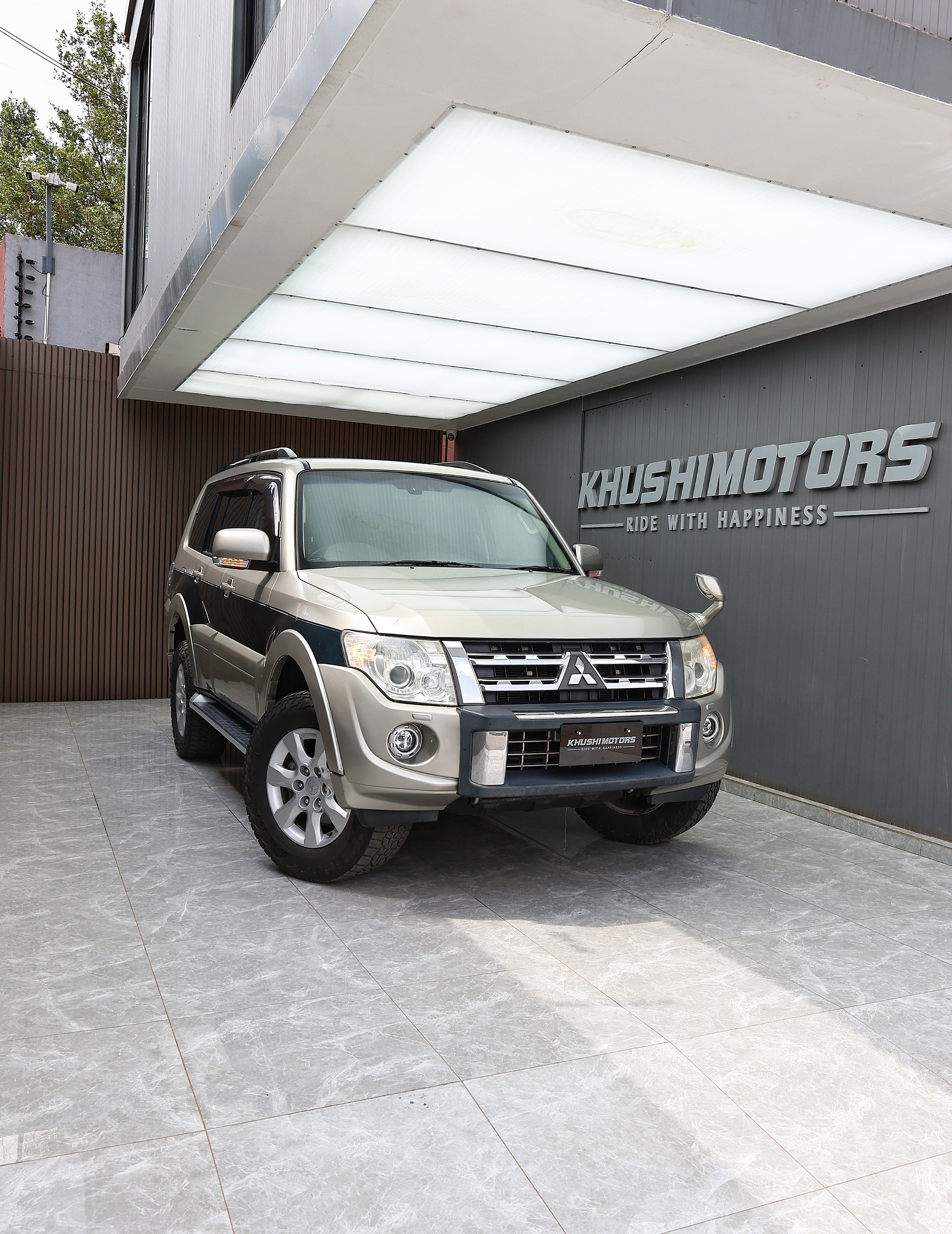 Mitsubishi Pajero LONG EXCEED - Image 1